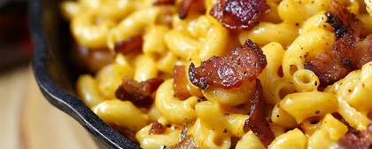 Smoked macaroni and cheese topped with bacon